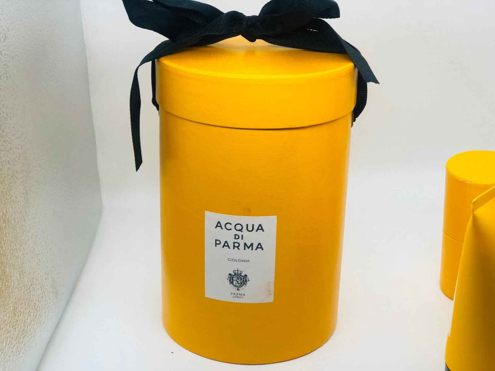 Confezione gialla di Acqua Di Parma Colonia Profumo con nastro nero elegante