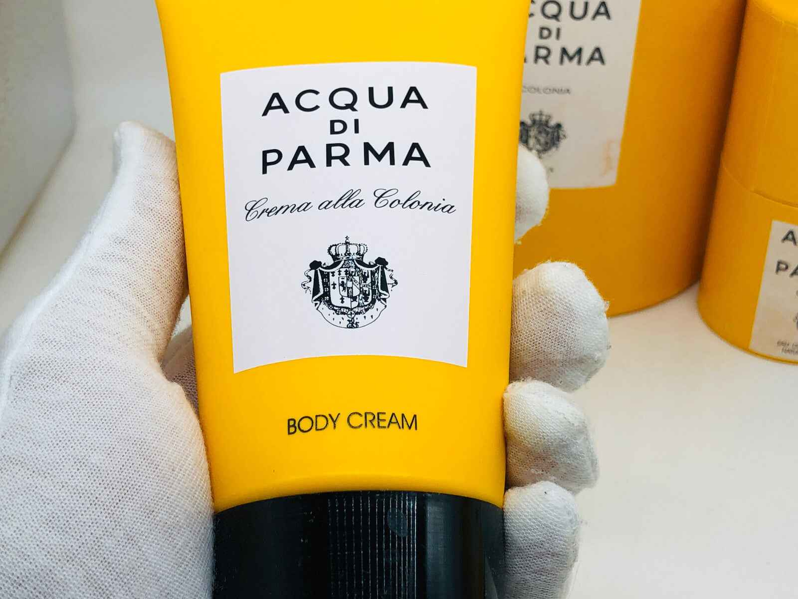 Crema per il corpo Acqua Di Parma Colonia Profumo in tubetto giallo con logo elegante