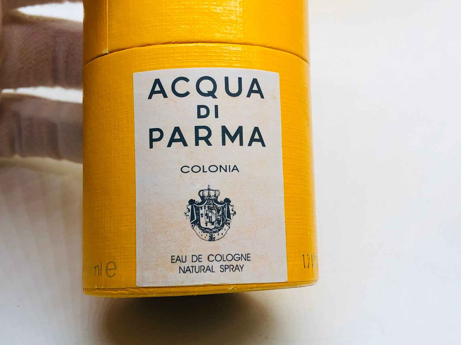 Scatola di Acqua Di Parma Colonia Profumo in giallo con etichetta elegante e logo distintivo