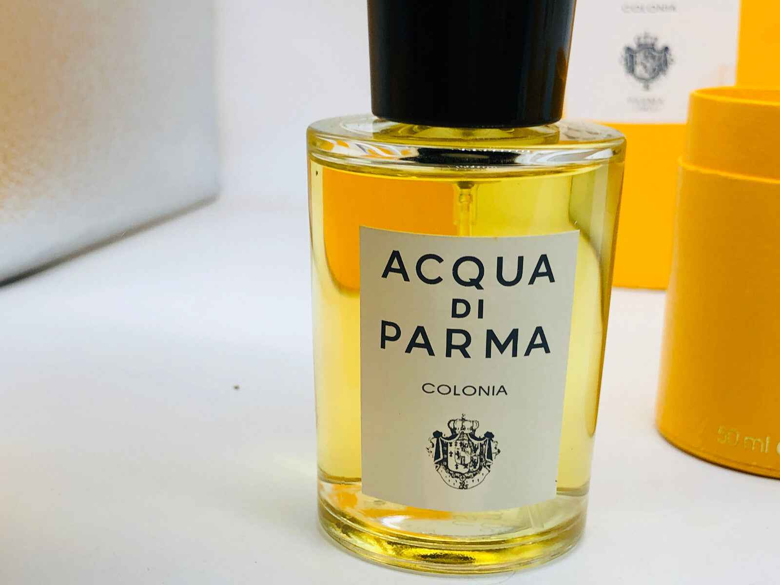 Flacone di Acqua di Parma Colonia Profumo con etichetta elegante e tappo nero