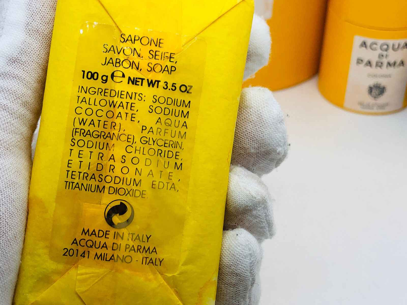 Saponetta Acqua Di Parma Colonia Profumo con ingredienti naturali in confezione gialla da 100 g