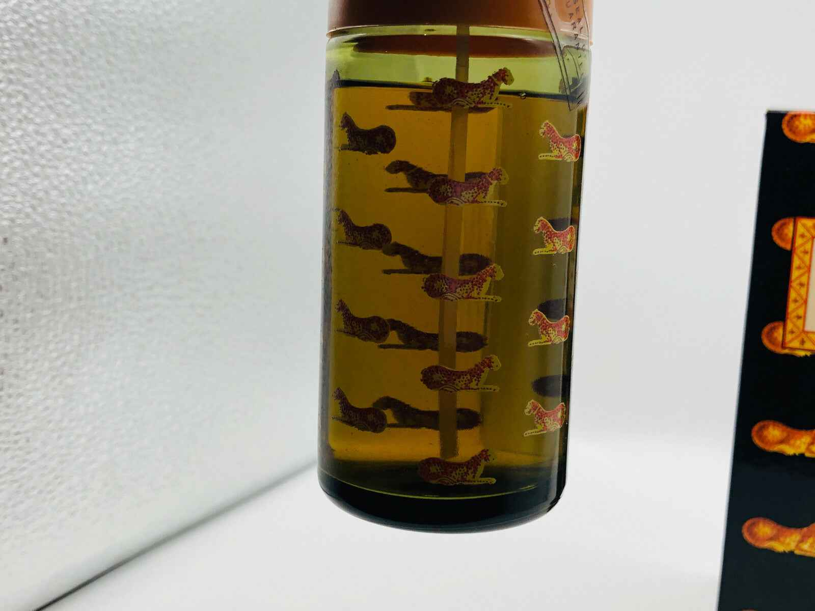 Flacone di profumo ADAM ADAMOUR VINTAGE con design unico e aroma avvolgente