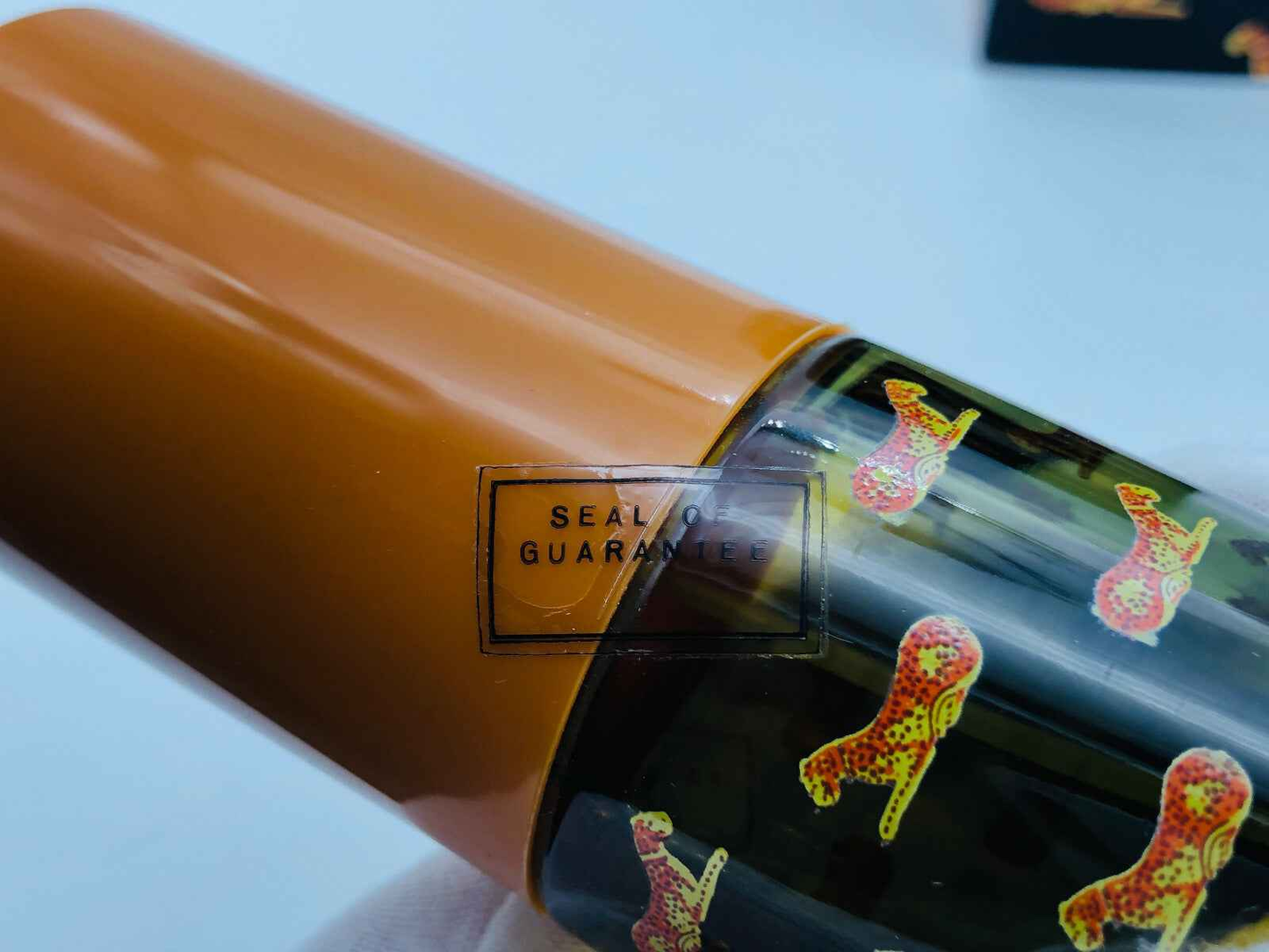 Flacone di profumo ADAM ADAMOUR VINTAGE con design unico e colori vivaci