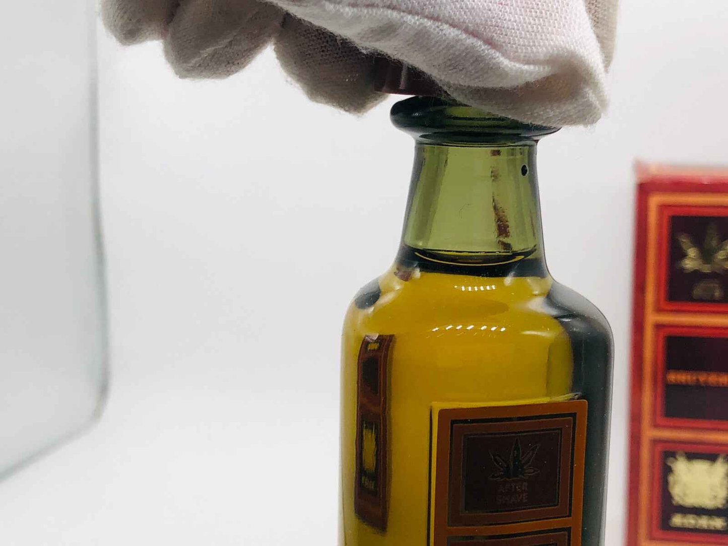 Bottiglia di olio di oliva Adam Bruyere Vintage con tappo a vite in vetro colorato e design classico