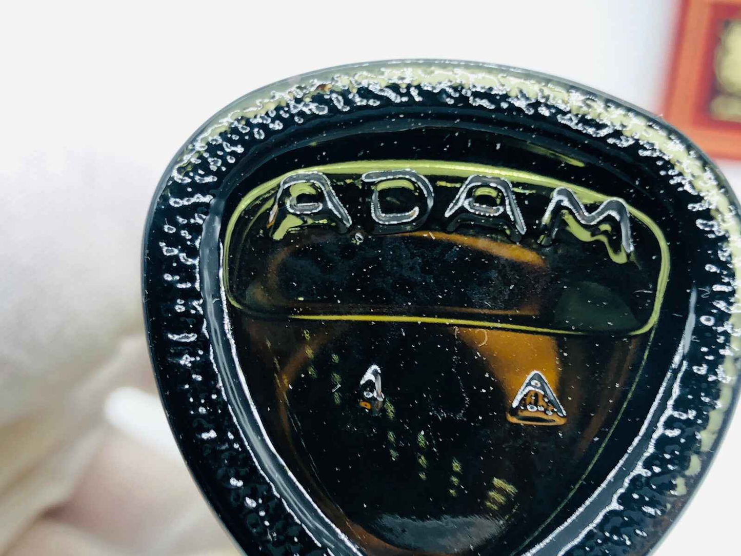 Design esclusivo di un bicchiere Adam Bruyere Vintage con logo inciso sulla base in vetro scuro