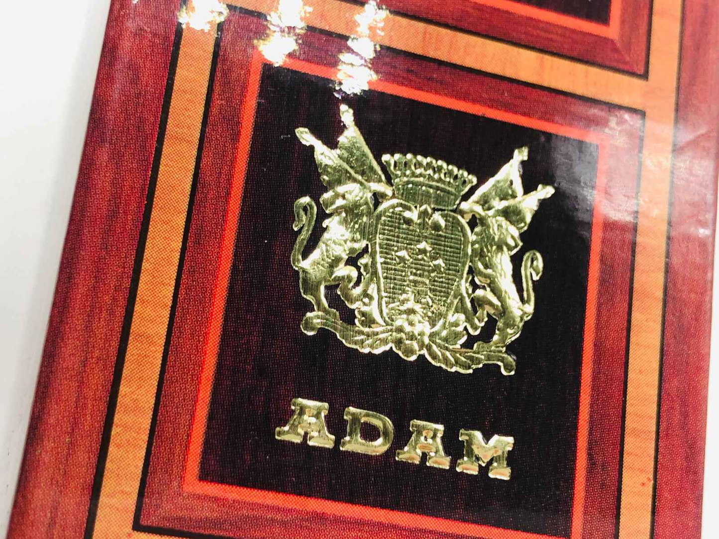 Copertura in legno dell'album Adam Bruyere Vintage con emblema dorato e design elegante