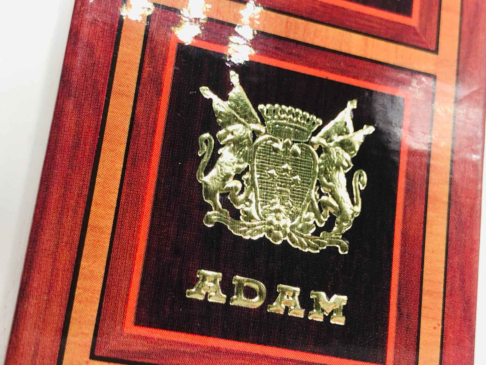 Copertura in legno dell'album Adam Bruyere Vintage con emblema dorato e design elegante