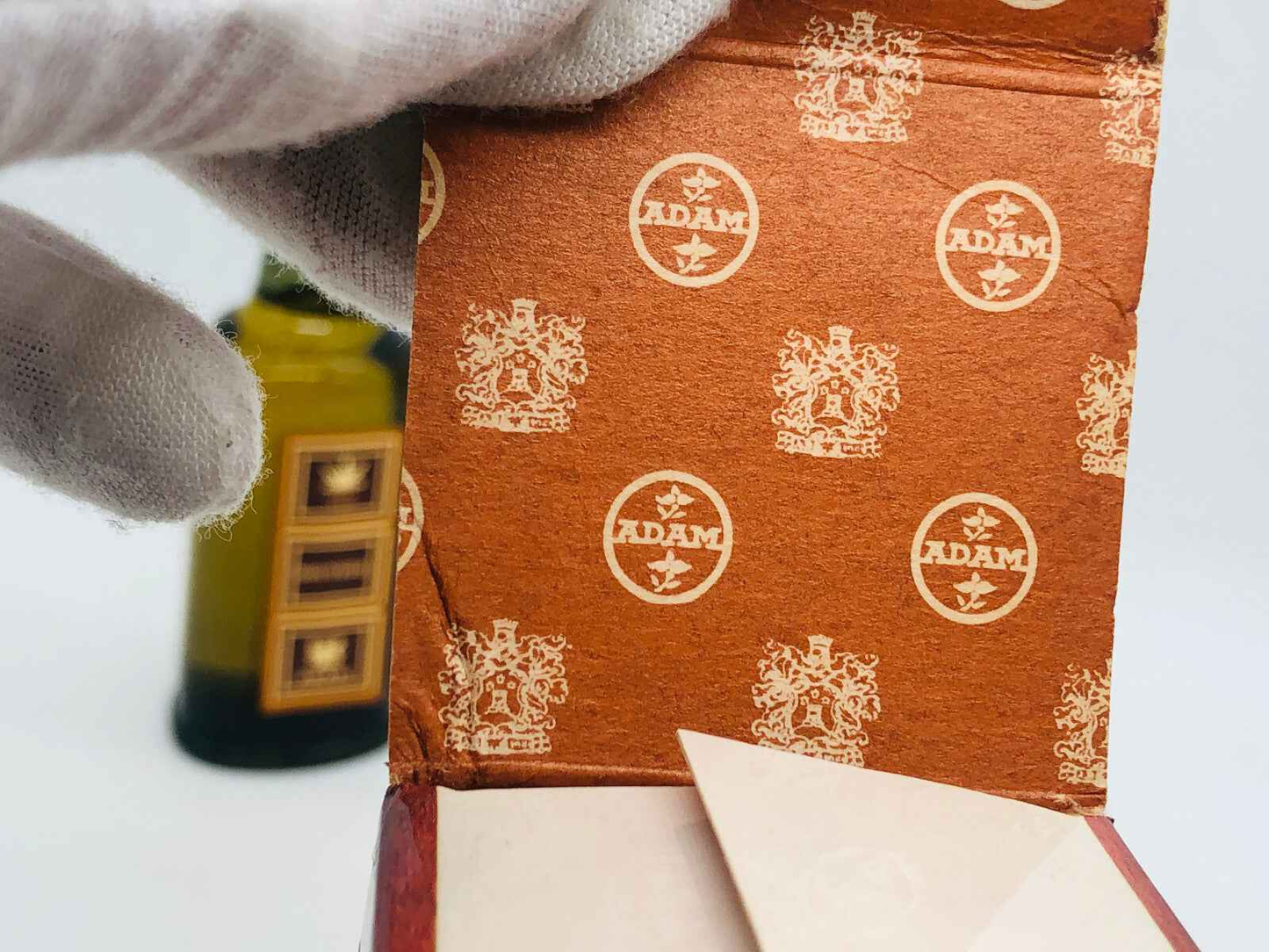 Interno della scatola vintage Adam Bruyere con logo in rilevo e design raffinato