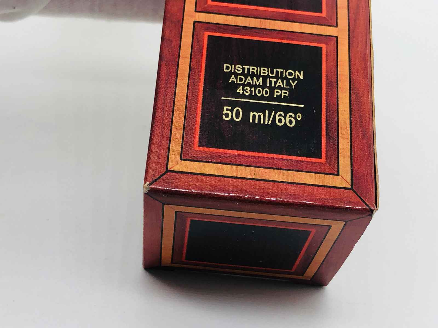 Confezione del profumo Adam Bruyere Vintage da 50 ml, design elegante in rosso e oro