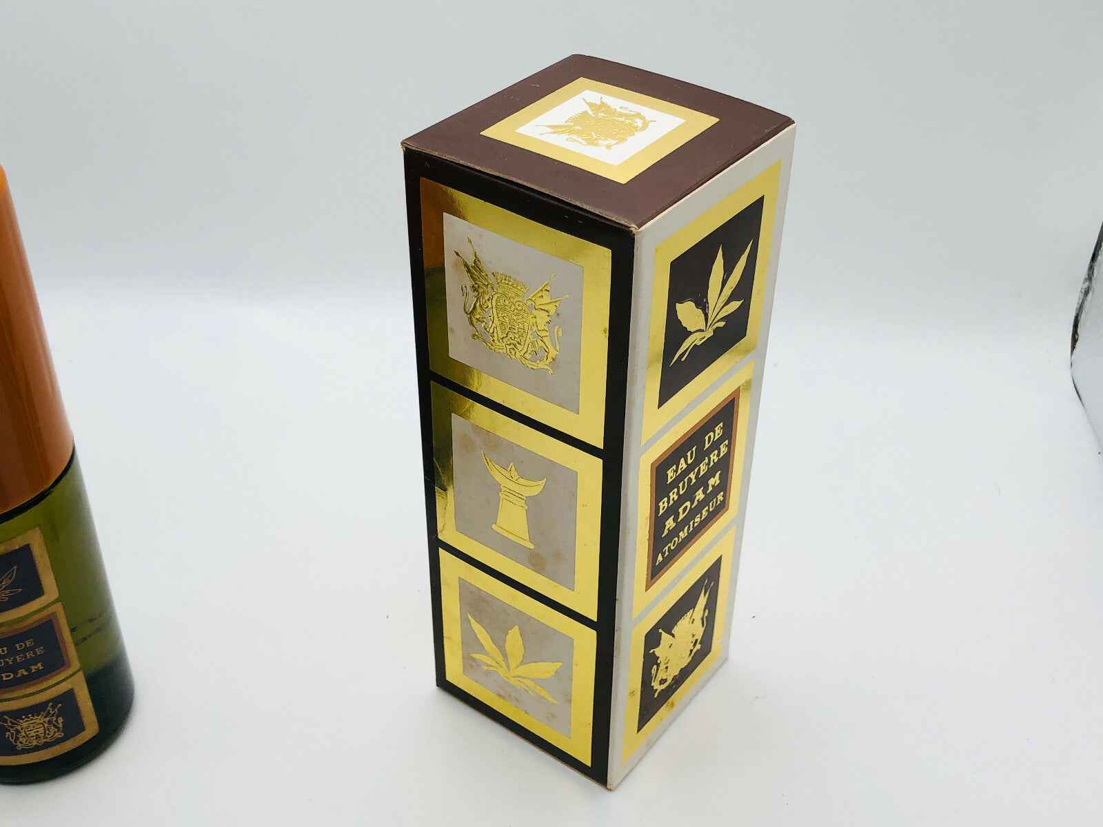 Confezione del profumo ADAM EAU DE BRUYERE VINTAGE con dettagli dorati e grafica elegante