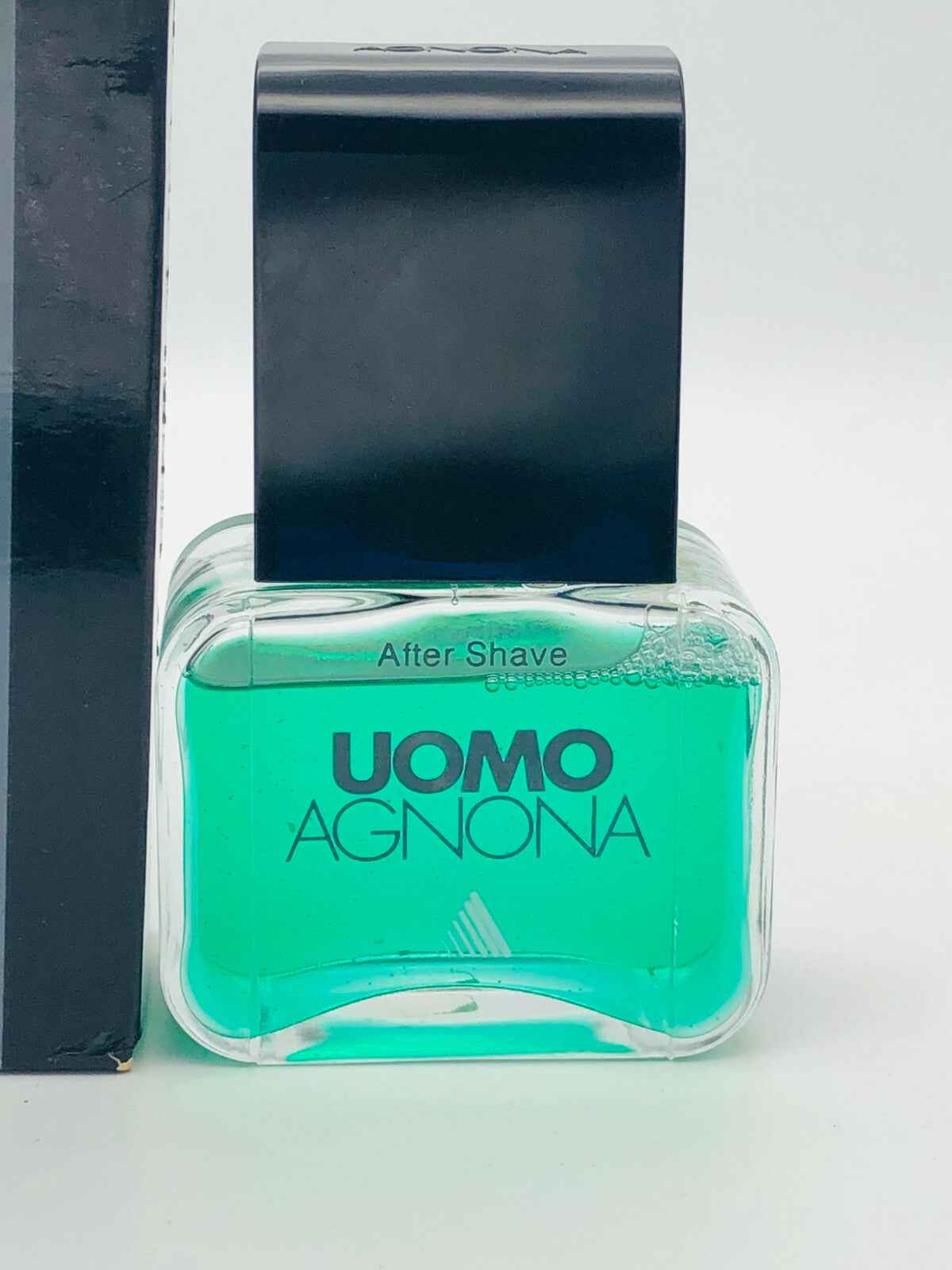 Profumo after shave Agnona Uomo Vintage in flacone verde con tappo nero per un'esperienza rinfrescante