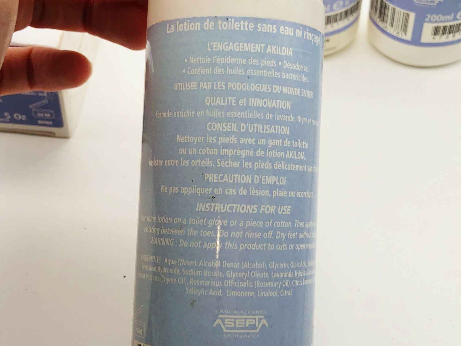 Fluido detergente Akildia Piede Diabetico per la cura dei piedi, privo di acqua e formulato per pelli sensibili