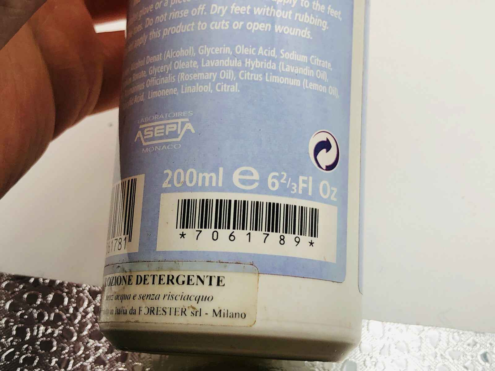 Flacone di prodotto detergente Akildia Piede Diabetico da 200ml con istruzioni per uso sicuro