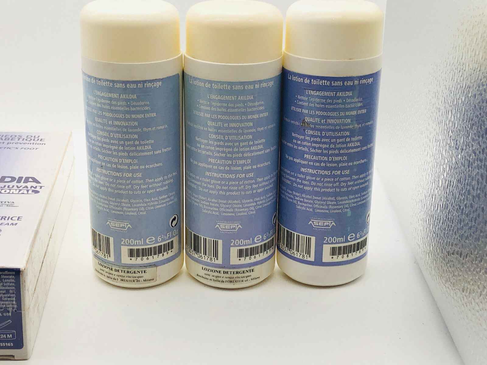 Tre flaconi di prodotto Akildia Piede Diabetico da 200ml per la cura e protezione dei piedi