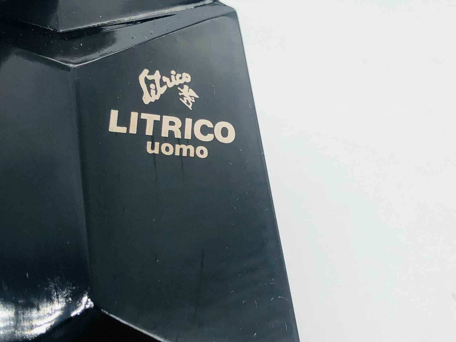 Logo di Angelo Litrico Uomo Vintage su accessorio di moda elegante e stiloso