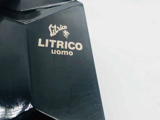 Logo di Angelo Litrico Uomo Vintage su accessorio di moda elegante e stiloso