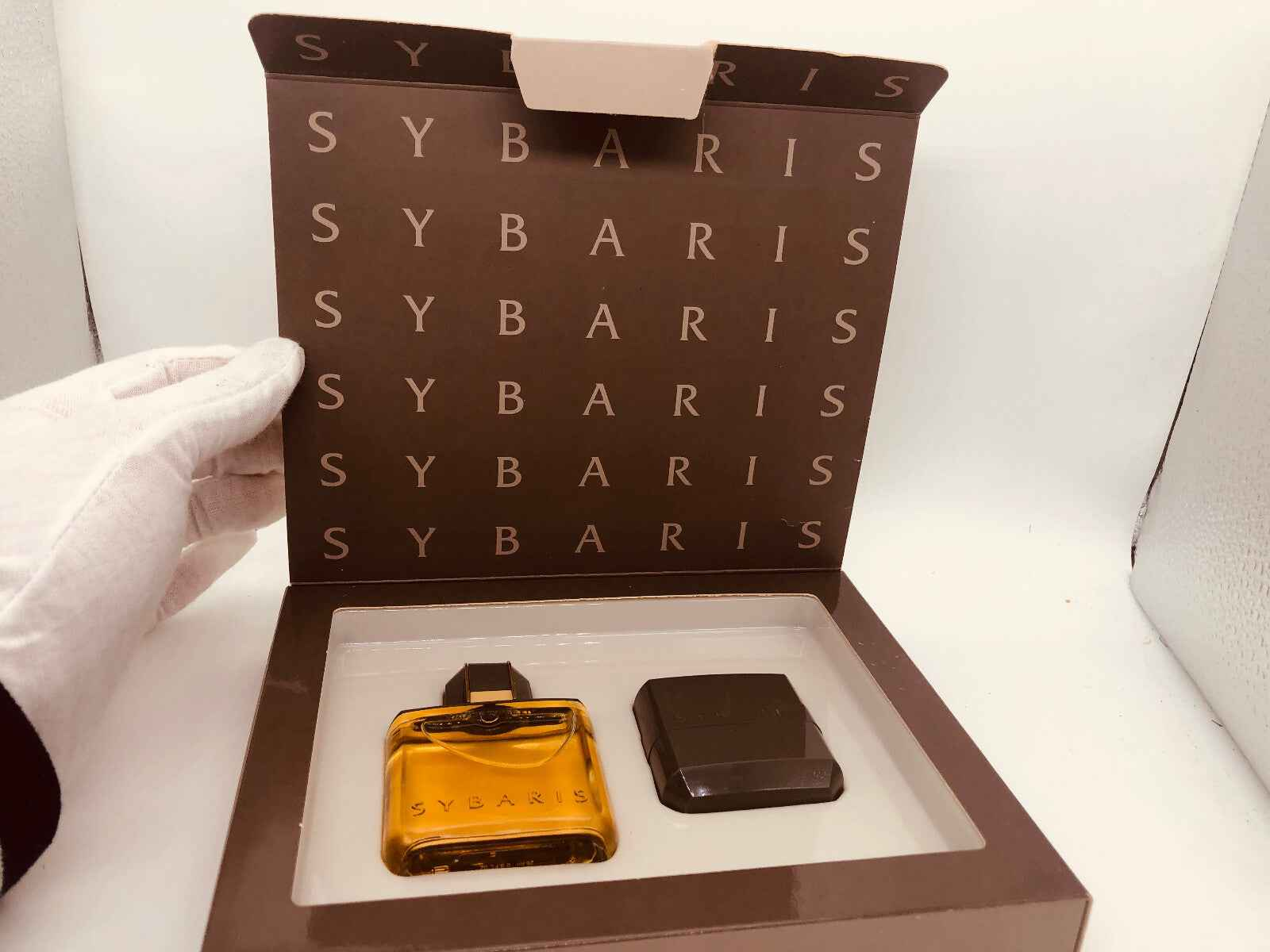 Scatola aperta di profumo Puig Sybaris Vintage con flacone giallo e custodia elegante