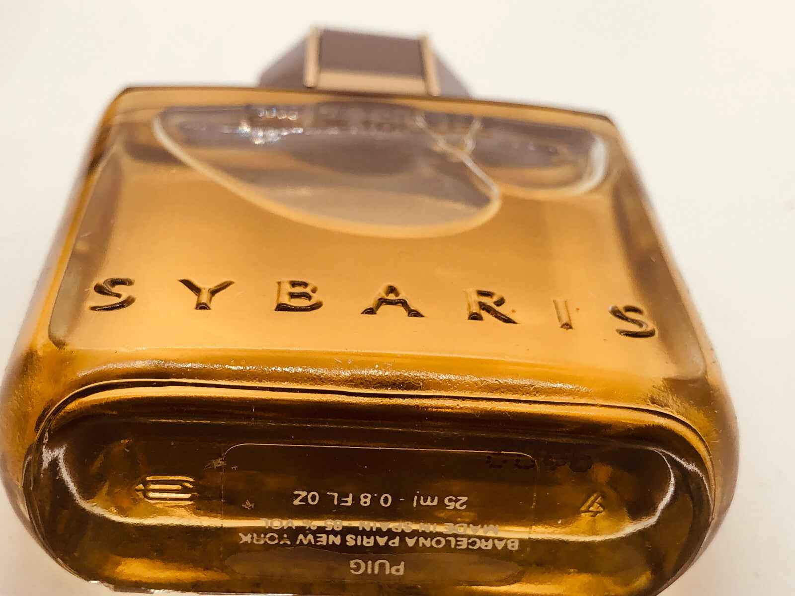 Profumo Puig Sybaris Vintage in flacone quadrato con tonalità oro e scritta in rilievo