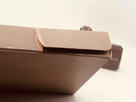 Scatola del profumo Puig Sybaris Vintage con dettagli eleganti e colori neutri