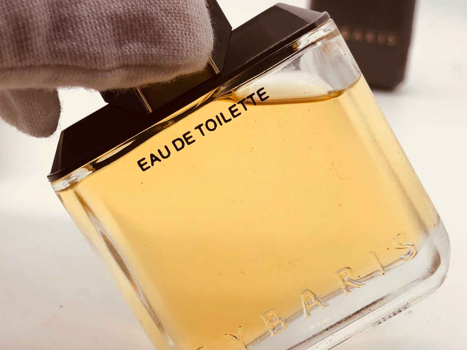 Flacone di profumo Puig Sybaris Vintage con etichetta Eau de Toilette e tonalità dorate