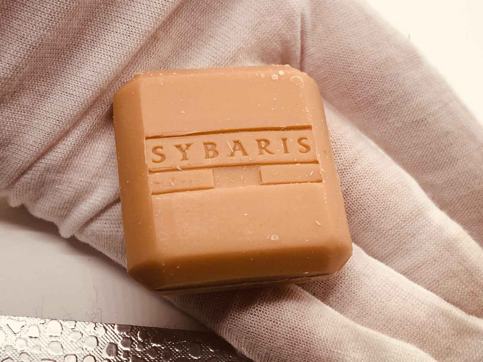 Sapone PUIG Sybaris Vintage in pasta cremosa con logo Sybaris in rilievo