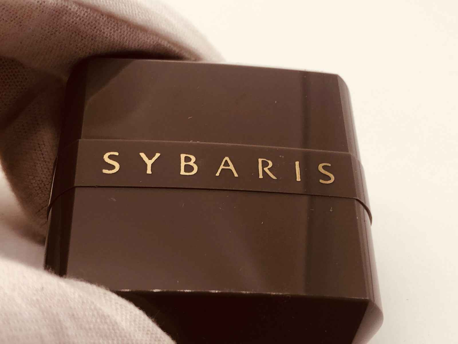 Scatola PUIG Sybaris Vintage in marrone scuro con lettering dorato per un look elegante