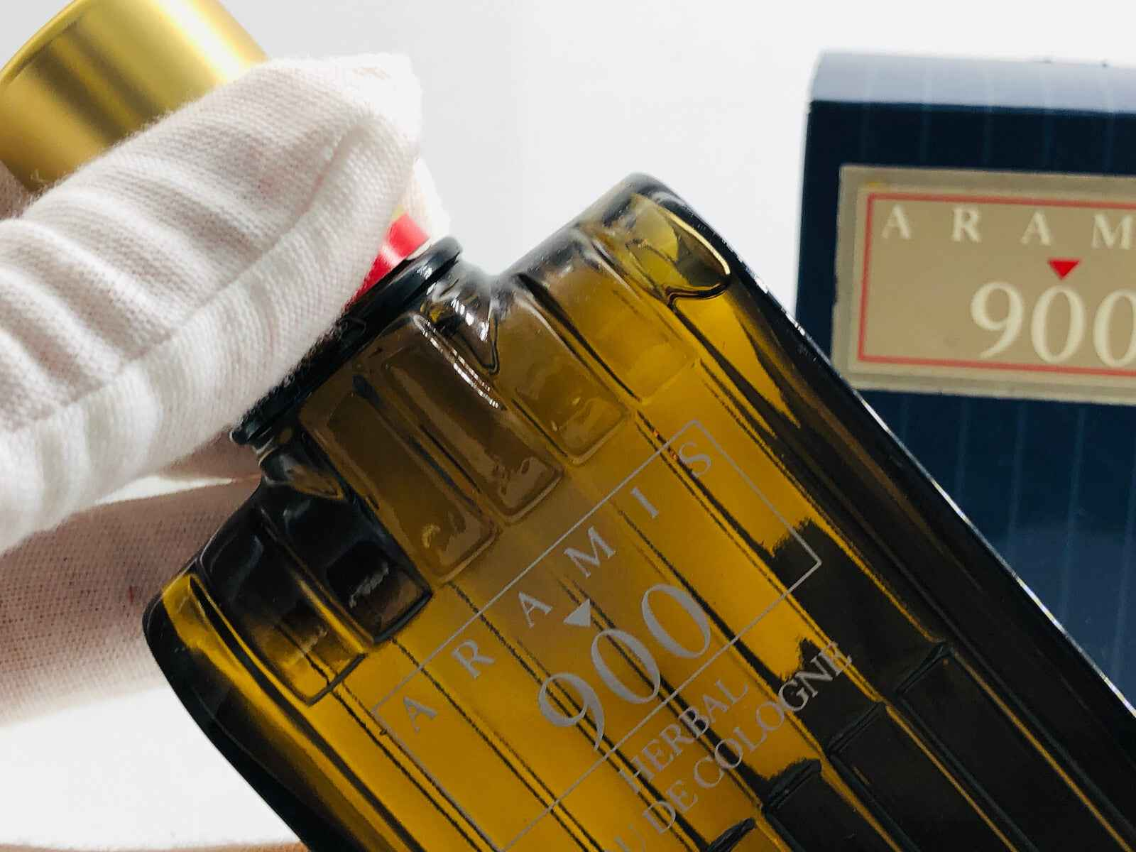 Bottiglia di Profumo Aramis 900 Herbal Vintage con confezione elegante in vista