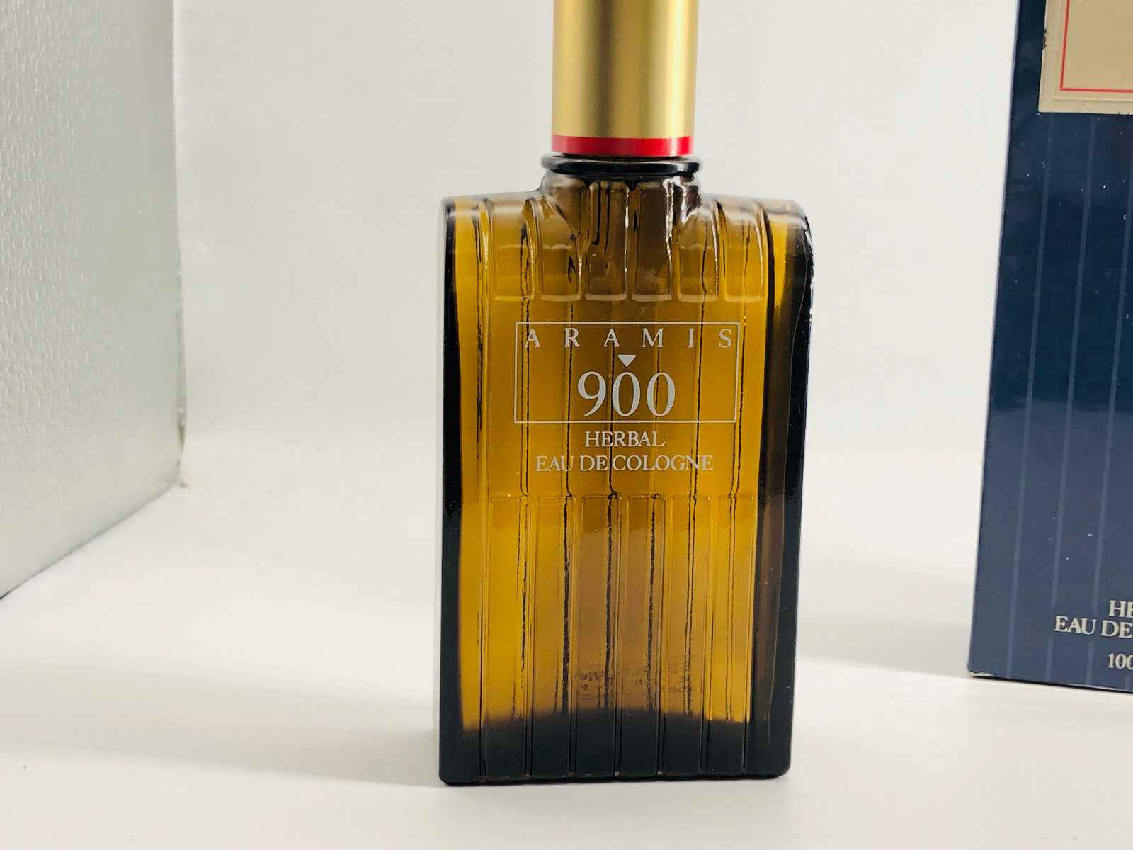 Profumo Aramis 900 Herbal Vintage in bottiglia da 100 ml con design elegante e raffinato