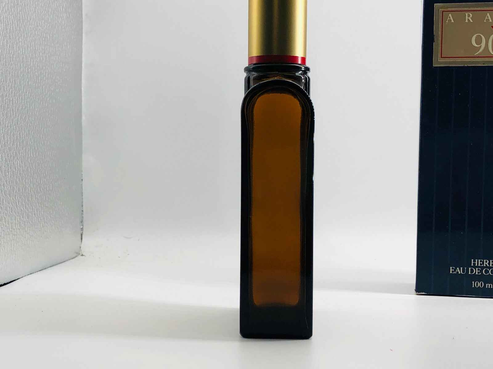 Flacone di profumo Aramis 900 Herbal Vintage con tappo dorato e design elegante