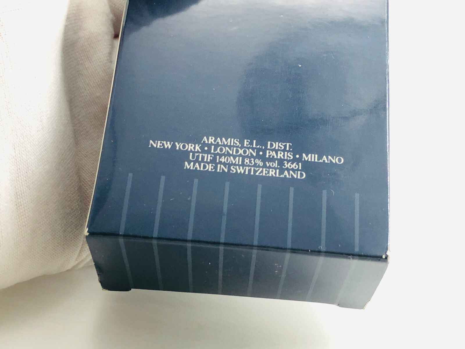 Scatola di profumo Aramis 900 Herbal Vintage con design elegante e informazioni sul produttore