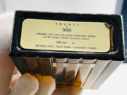 Flacone di Aramis 900 Herbal Vintage acqua di colonia spray naturale da 100 ml con etichetta dorata