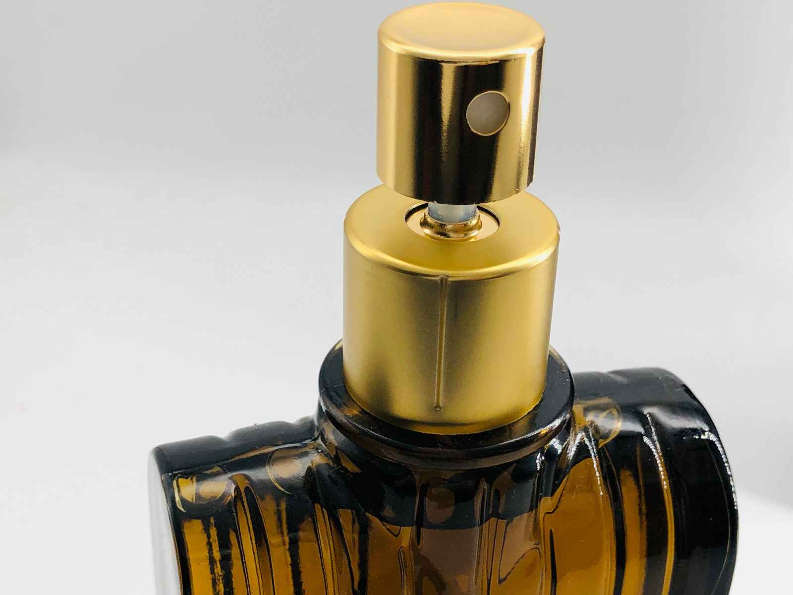 Dettaglio del flacone di profumo Aramis 900 Herbal Vintage con tappo dorato elegante