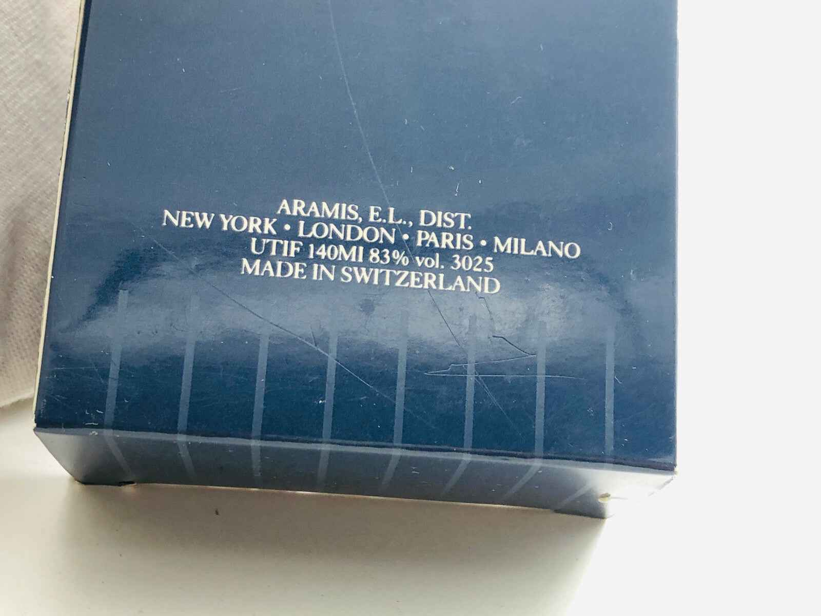 Scatola del profumo Aramis 900 Herbal Vintage con dettagli del distributore e origine svizzera