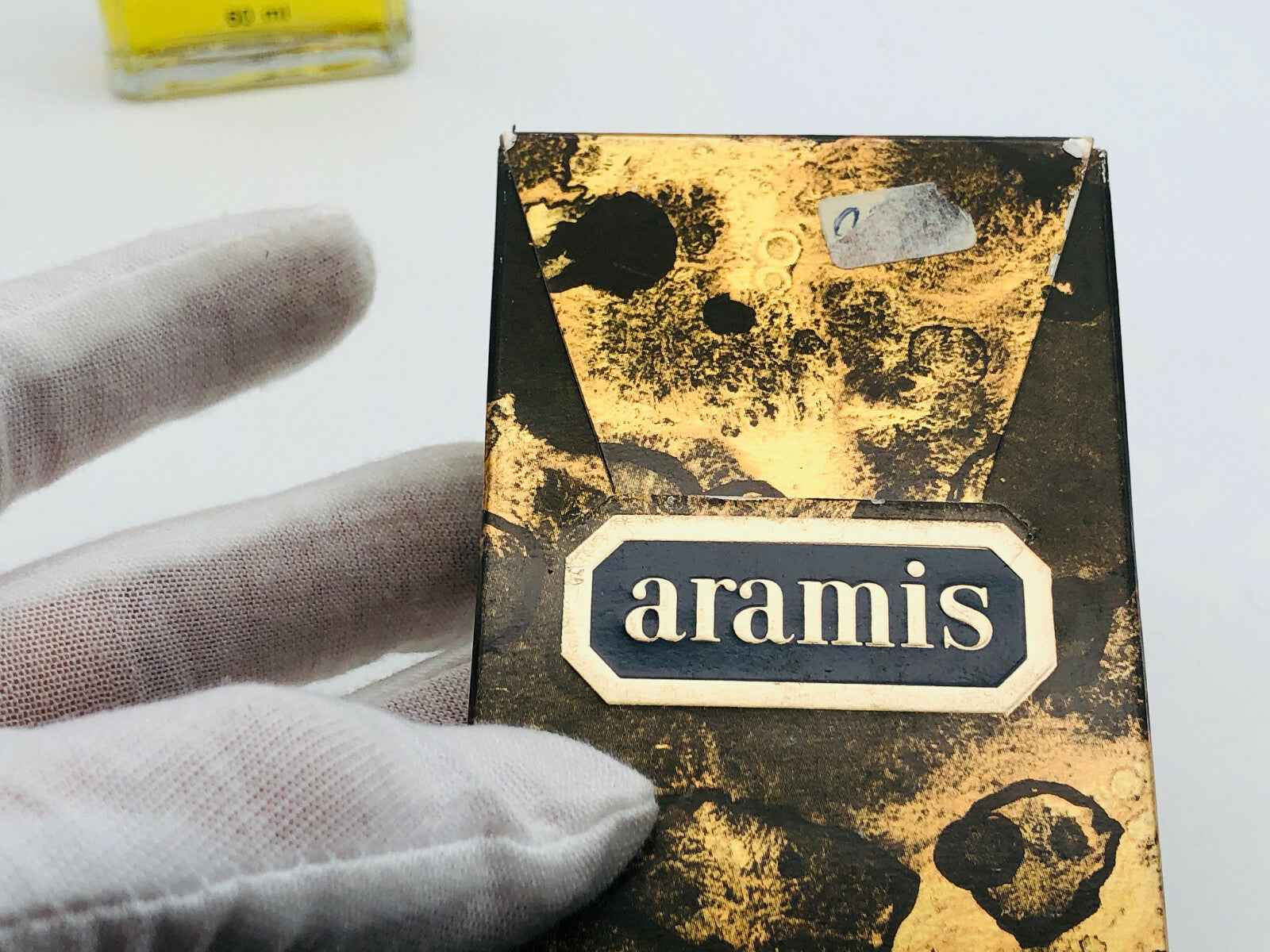 Confezione di Aramis Cologne Vintage con design elegante e dettagli dorati