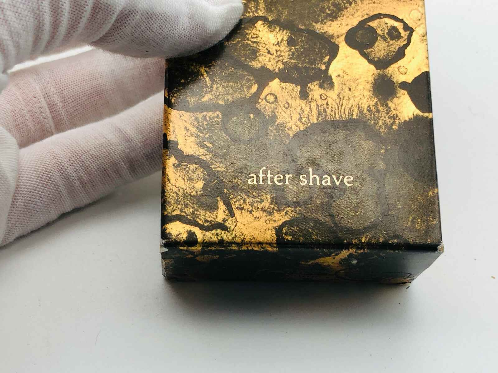 Confezione di dopobarba Aramis con design vintage in oro e nero per un look elegante