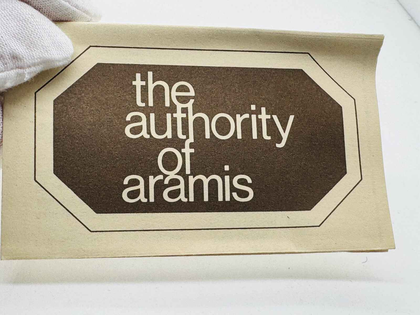 Etichetta vintage di Aramis con il testo L'autorità di Aramis per profumi classici