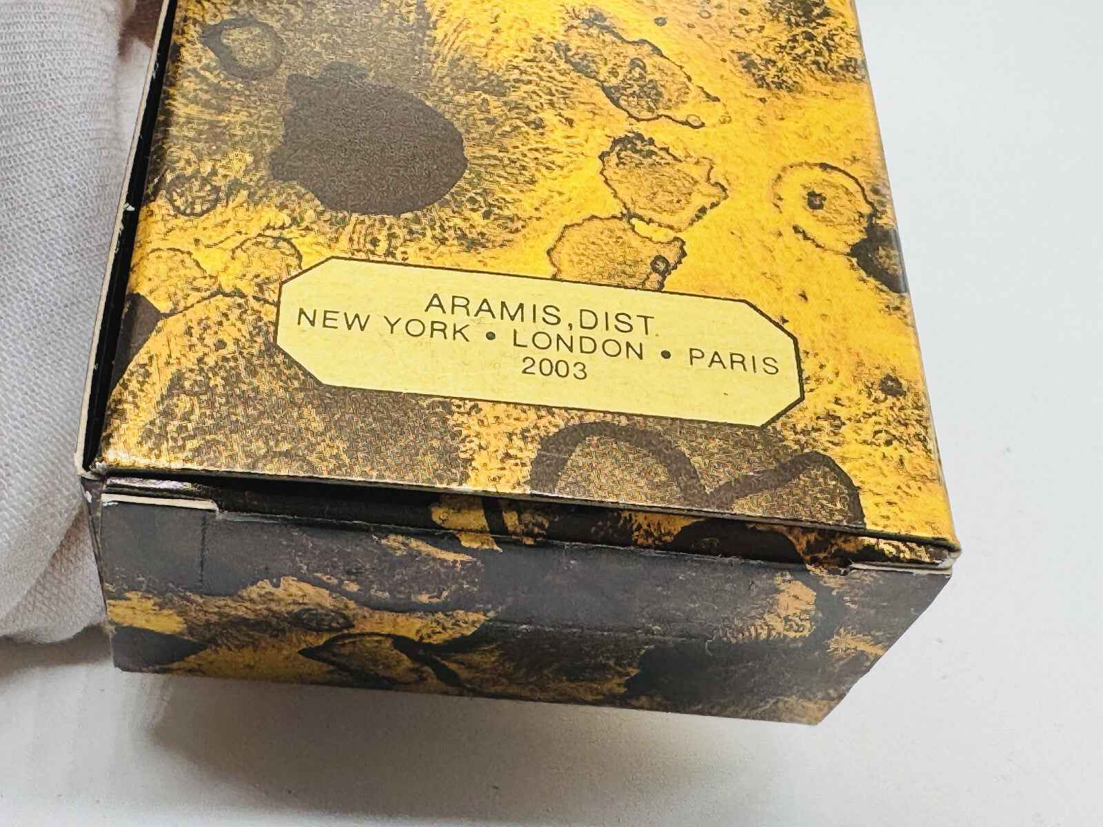 Scatola vintage di Aramis Cologne Vintage con design artistico e dettagli del distributore