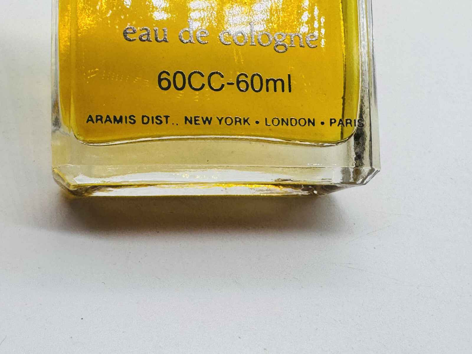 Flacone di Aramis Cologne Vintage da 60ml con etichetta elegante in vetro trasparente