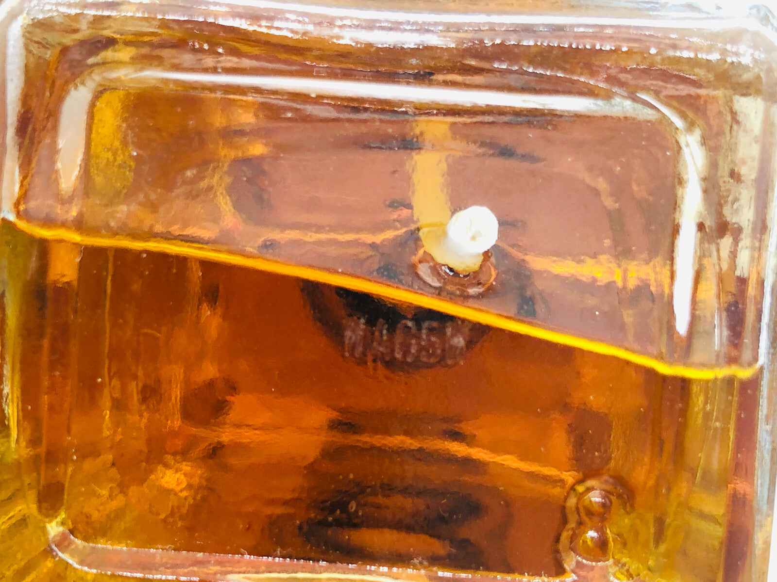 Flacone di profumo Aramis Devin Country con liquido ambrato e tappo distintivo