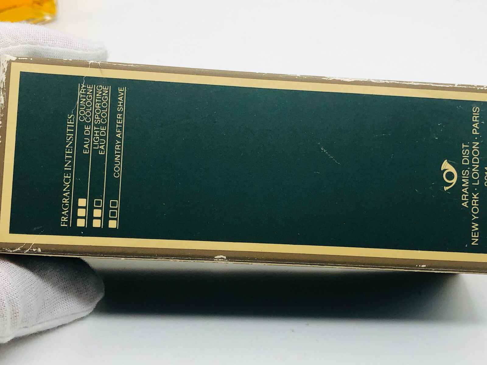 Scatola di profumo Aramis Devin Country con dettagli sulle intensità delle fragranze e ingrediente principale