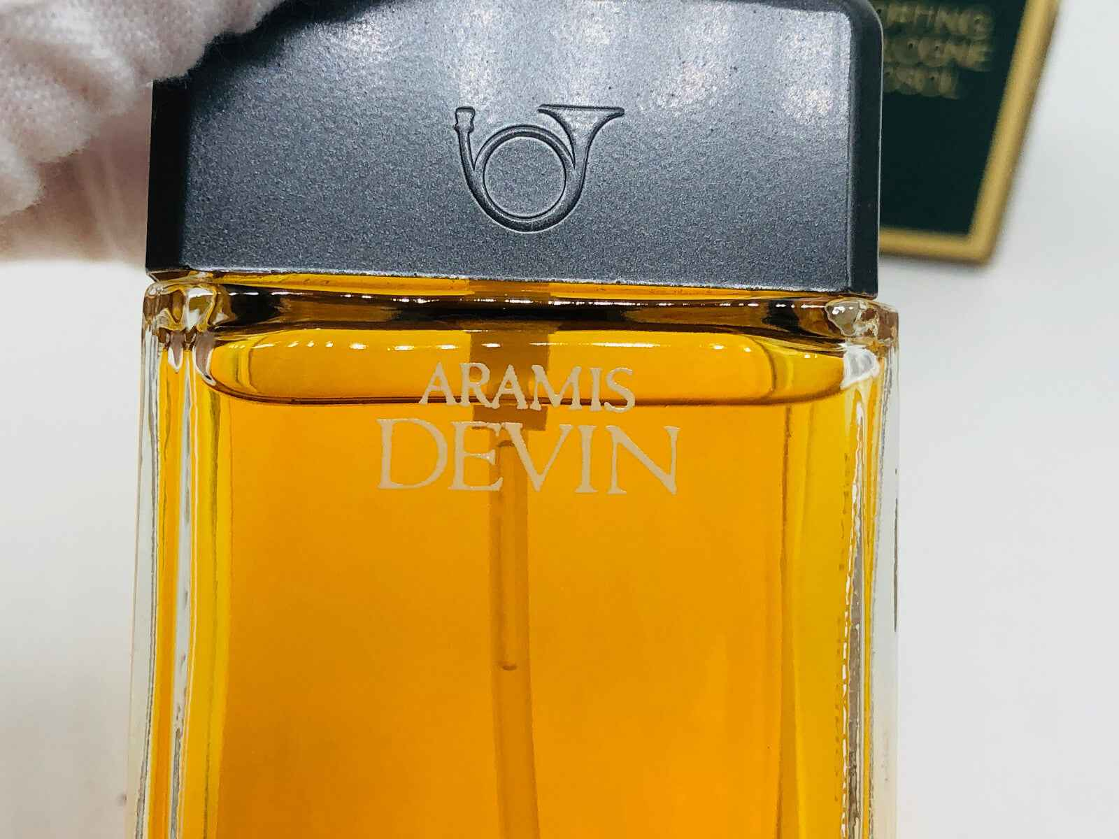 Profumo Aramis Devin Country in bottiglia trasparente con etichetta elegante per un'esperienza unica