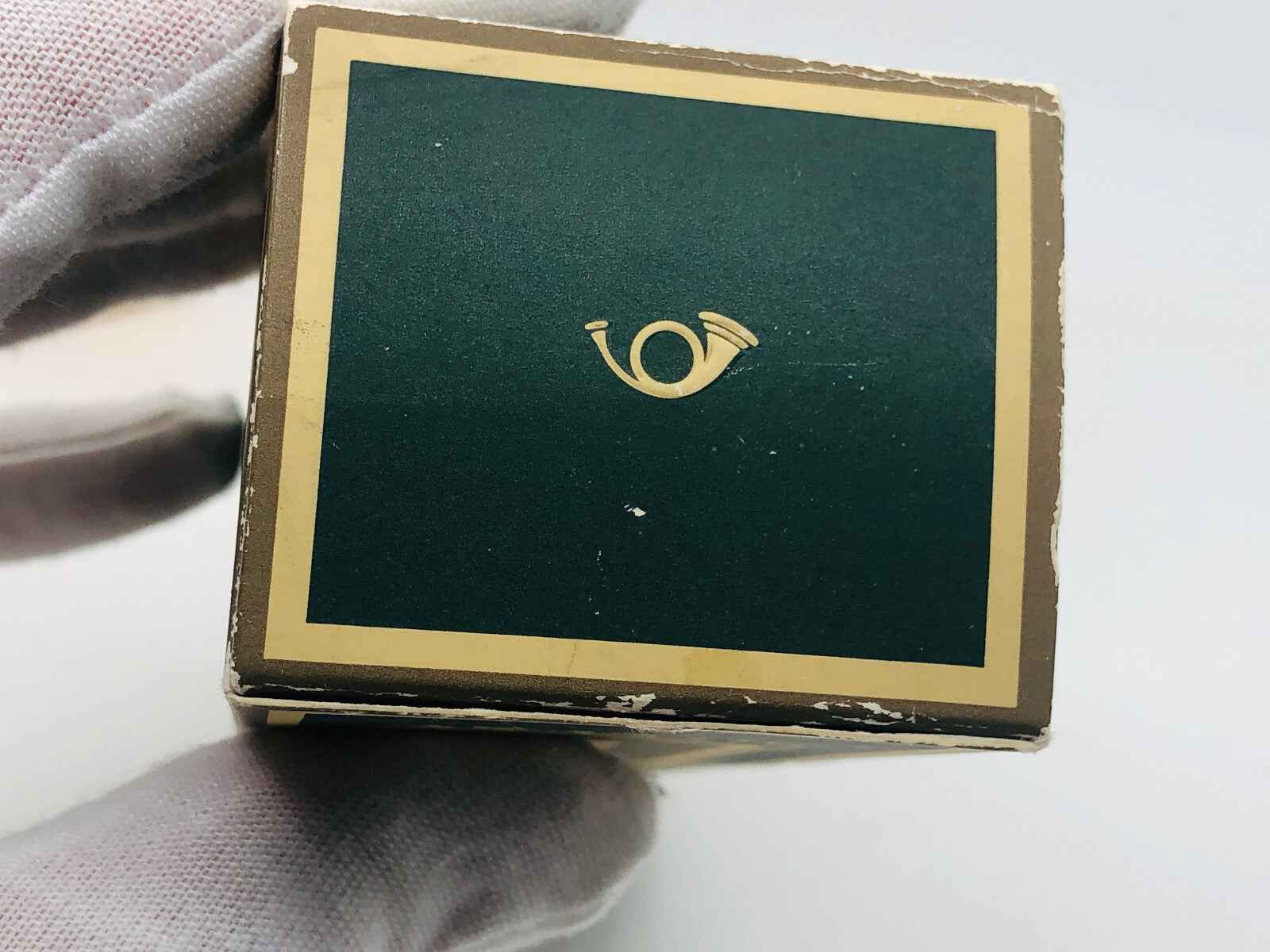 Scatola del profumo Aramis Devin Country con design elegante e logo distintivo