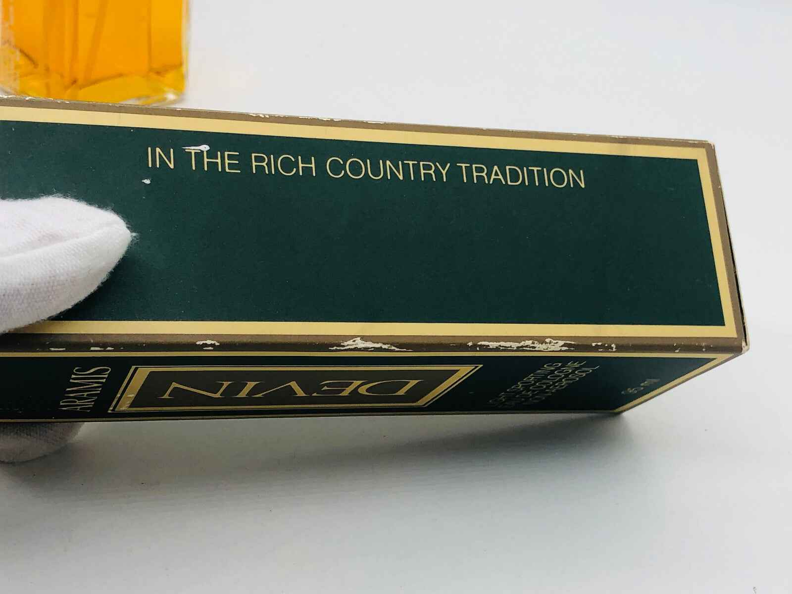 Scatola di profumo Aramis Devin Country con scritta in oro su sfondo verde