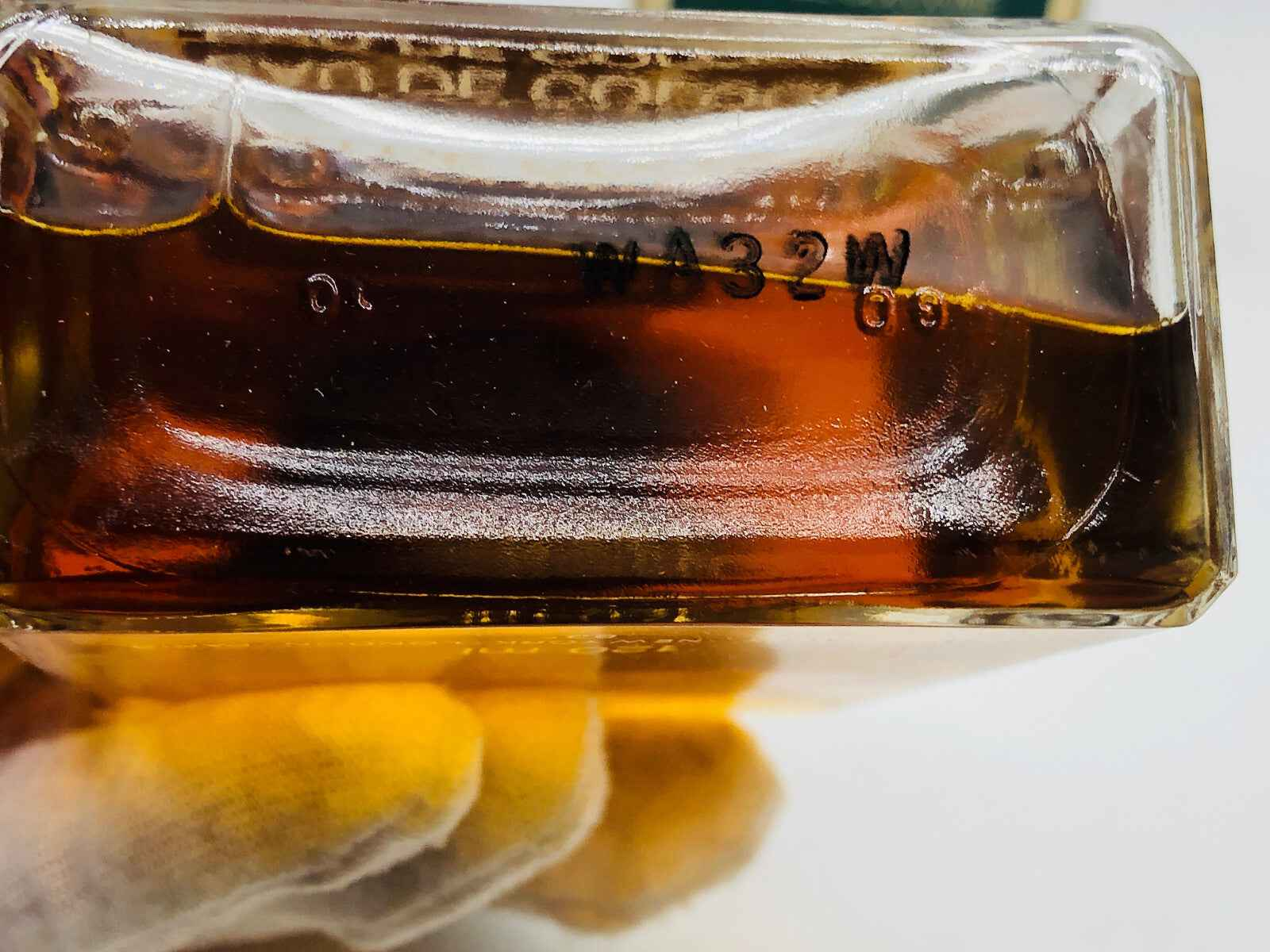 Bottiglia di profumo Vintage Aramis Devin Country con liquido marrone e etichetta visibile sul fondo