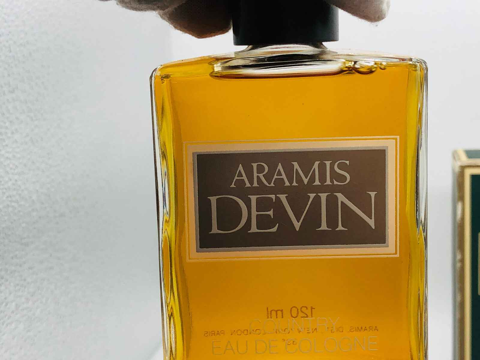 Bottiglia di profumo Vintage Aramis Devin Country da 150 ml in una confezione elegante