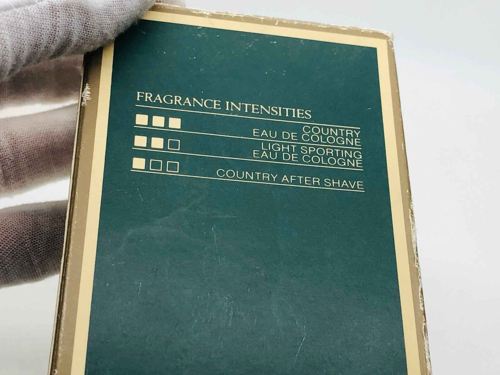 Retro confezione del Profumo Vintage Aramis Devin Country con dettagli sulle intensità delle fragranze