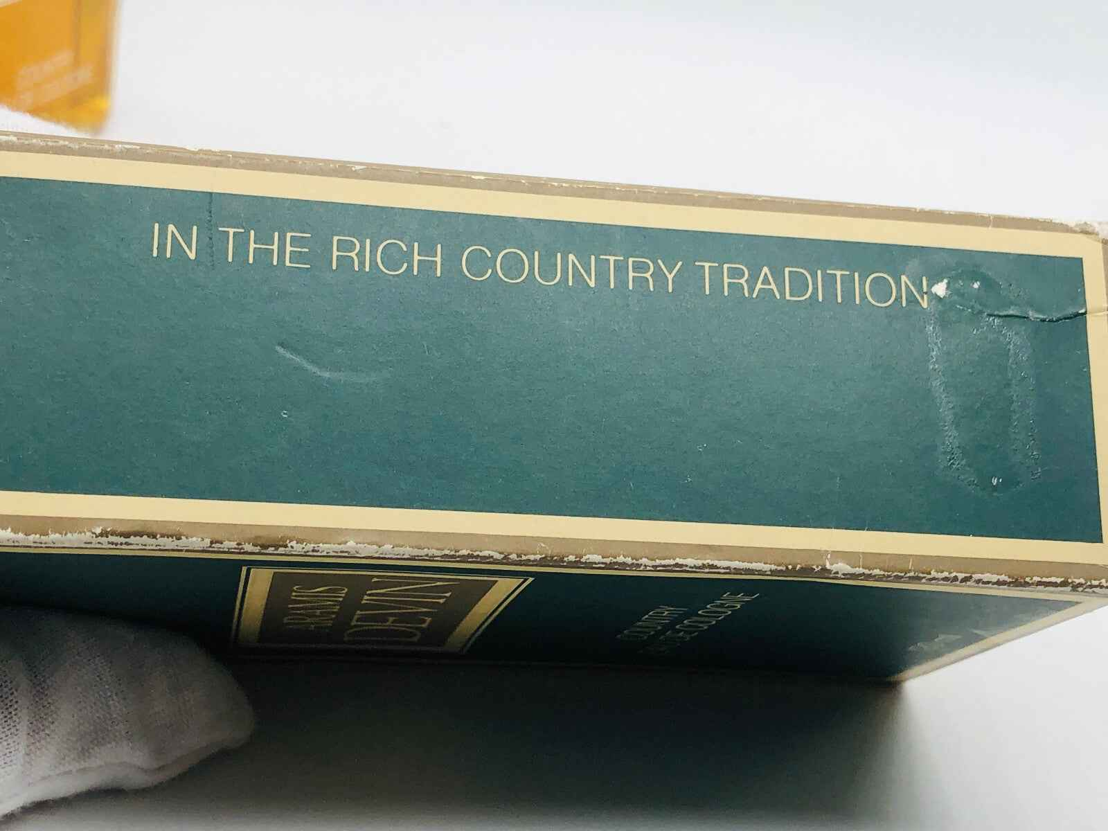 Scatola di profumo Vintage Aramis Devin Country con design elegante e rifiniture raffinate