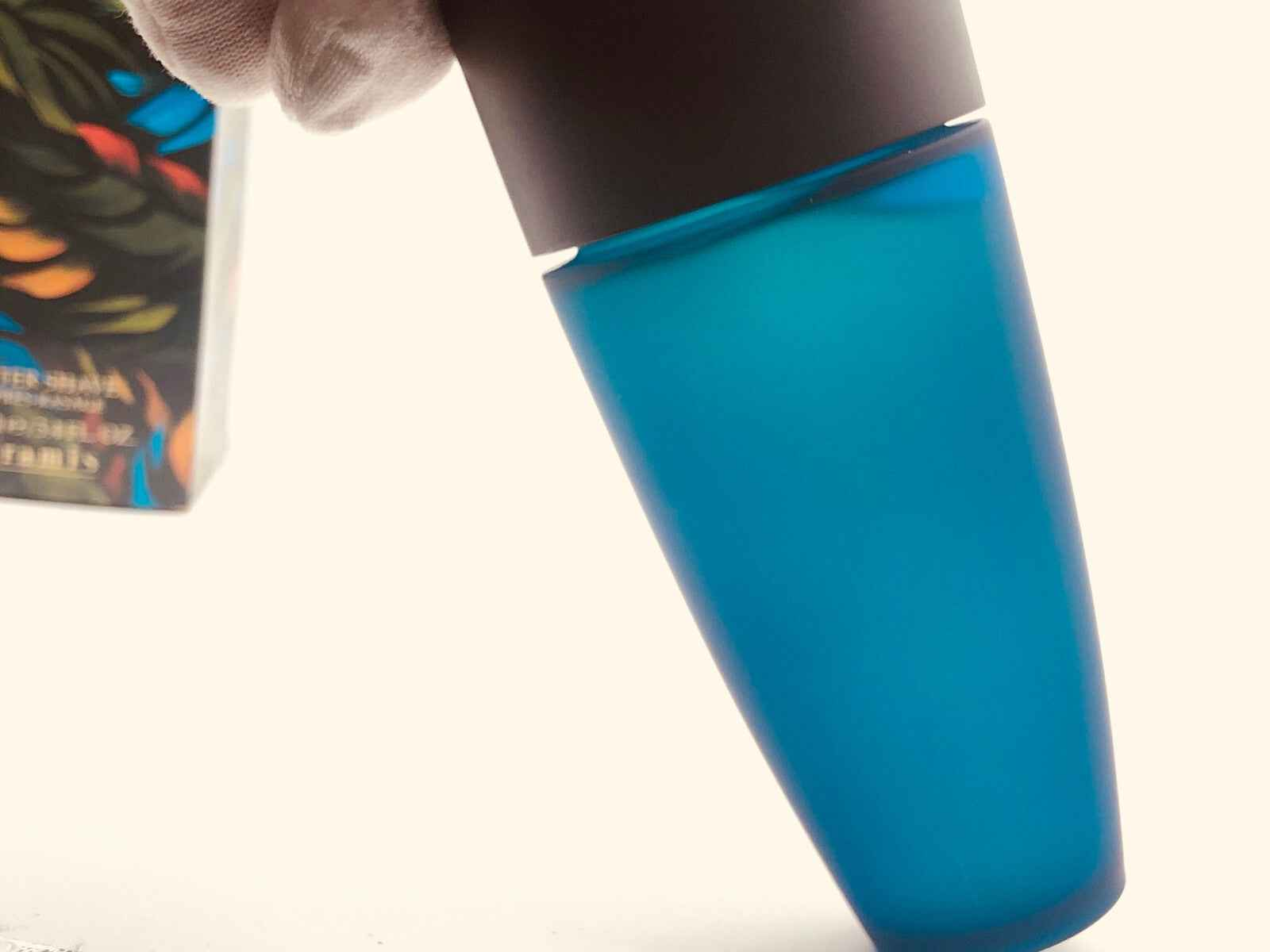 Flacone di profumo Aramis Havana Vintage con design elegante e tonalità blu