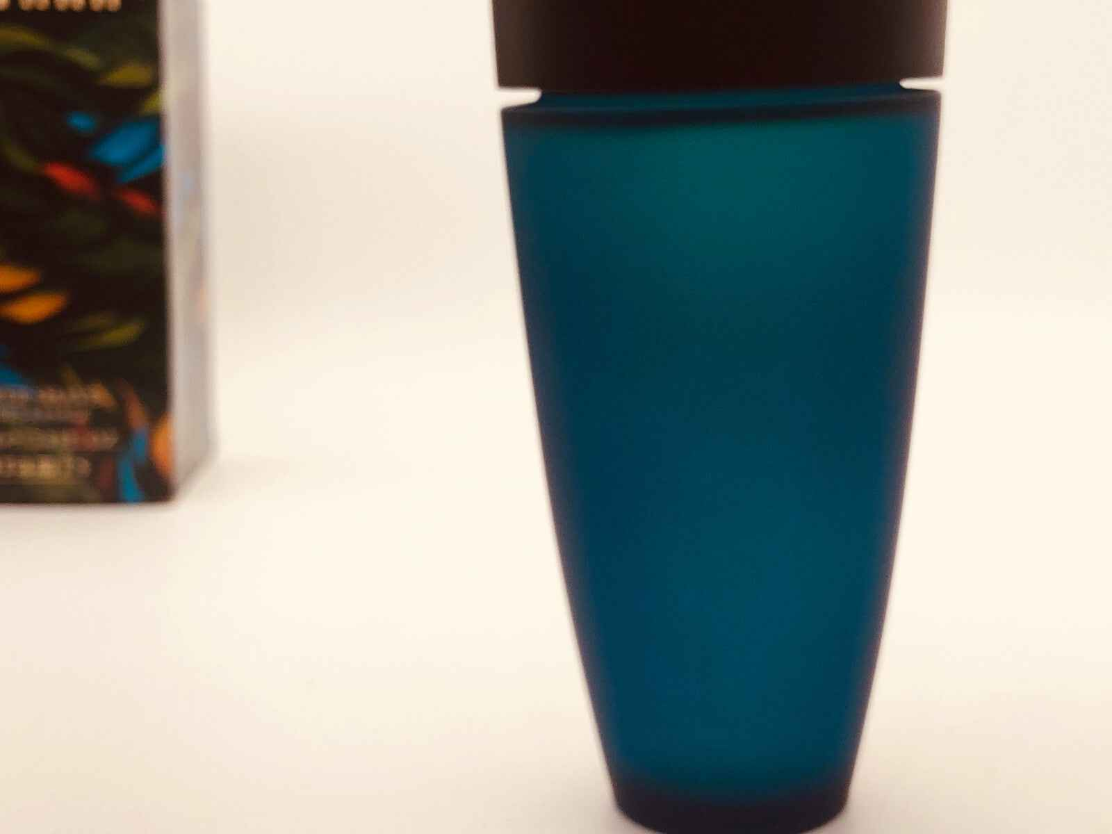 Profumo Aramis Havana Vintage in flacone blu elegante per una fragranza distintiva