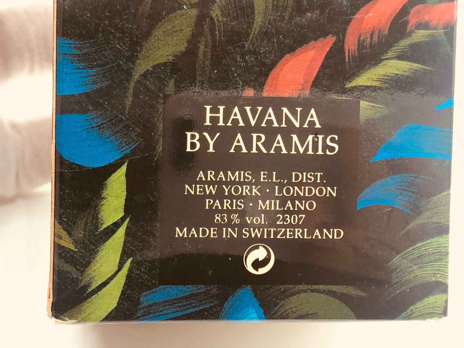 Scatola di profumo Aramis Havana Vintage con design artistico e dettagli di produzione